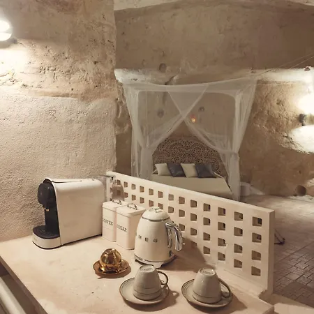Stone House מטרה